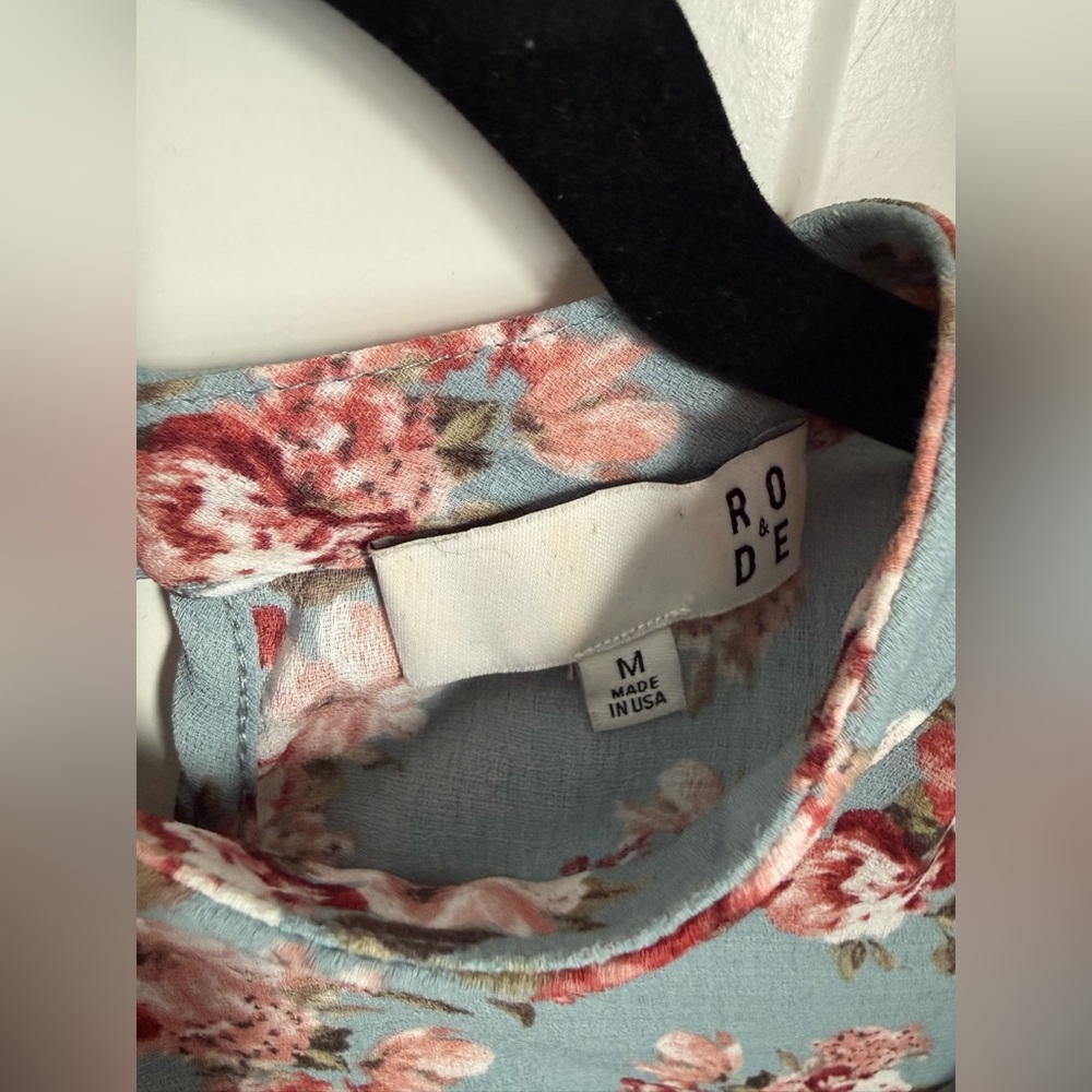 Like new RO&DE Floral Puff Sleeve Blouse in delicate floral pattern. Size M. - Picture 4 of 5